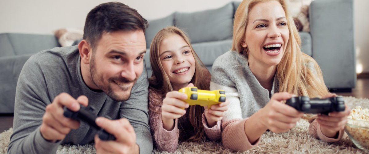 Семья играет в приставку